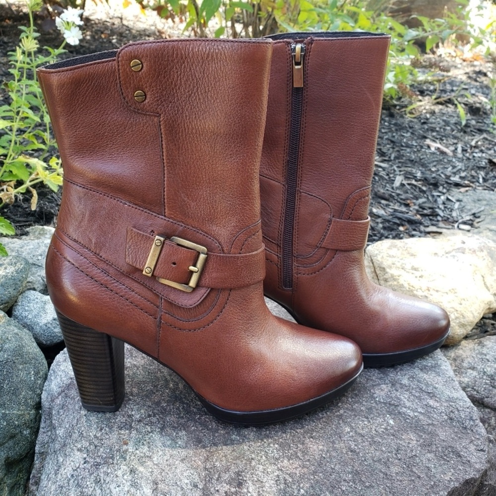 Clarks pebbled leather upper boots
10” tall & 3.25 heels w/.50 platform
Sz 9M